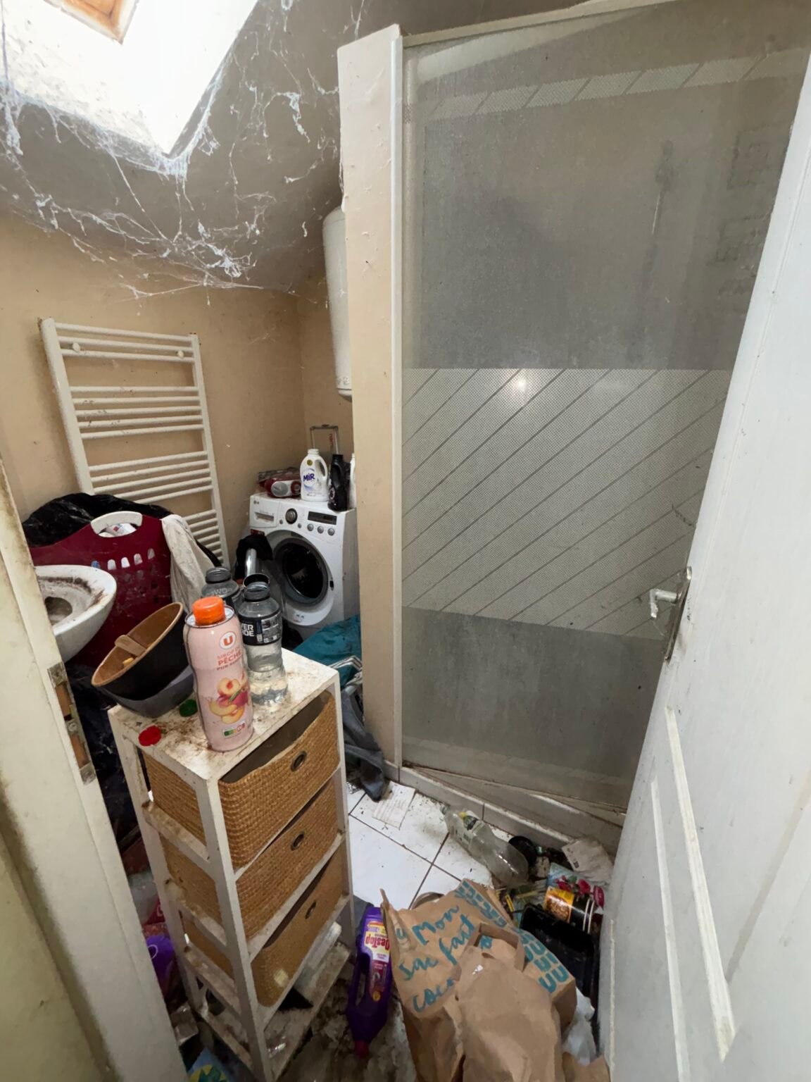 Salle de bain encombrée avant nettoyage syndrome de Diogène