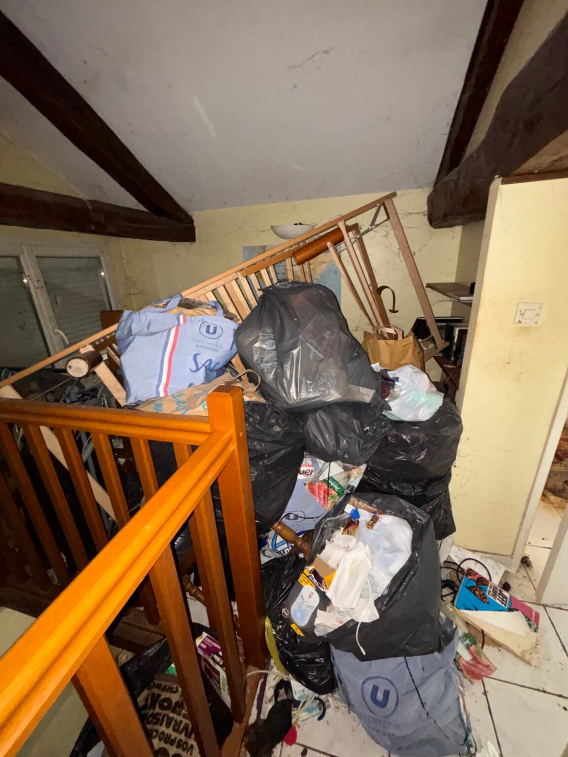 Accumulation de déchets avant débarras d’un logement Diogène