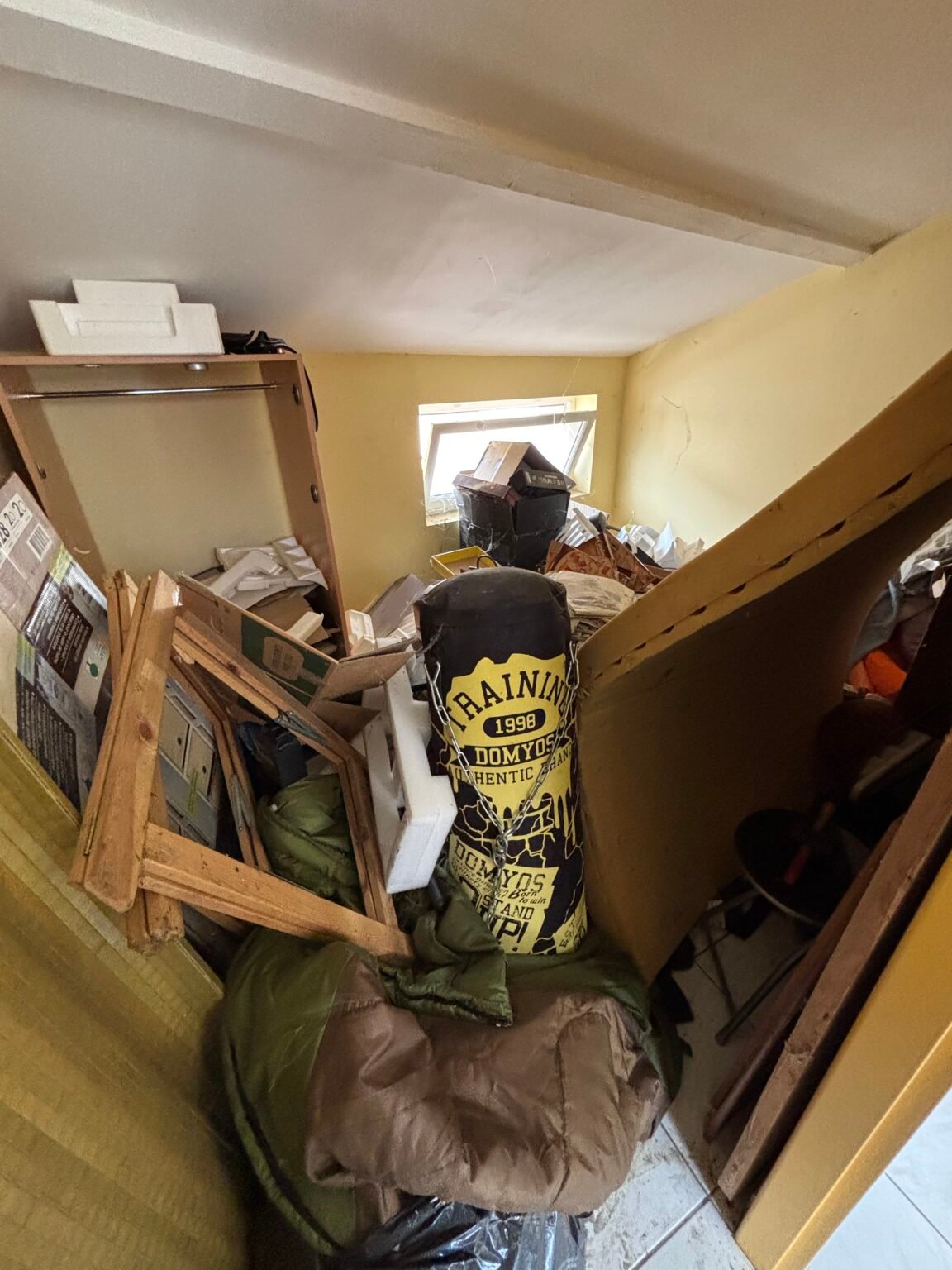 Pièce fortement encombrée avant nettoyage d’un logement Diogène