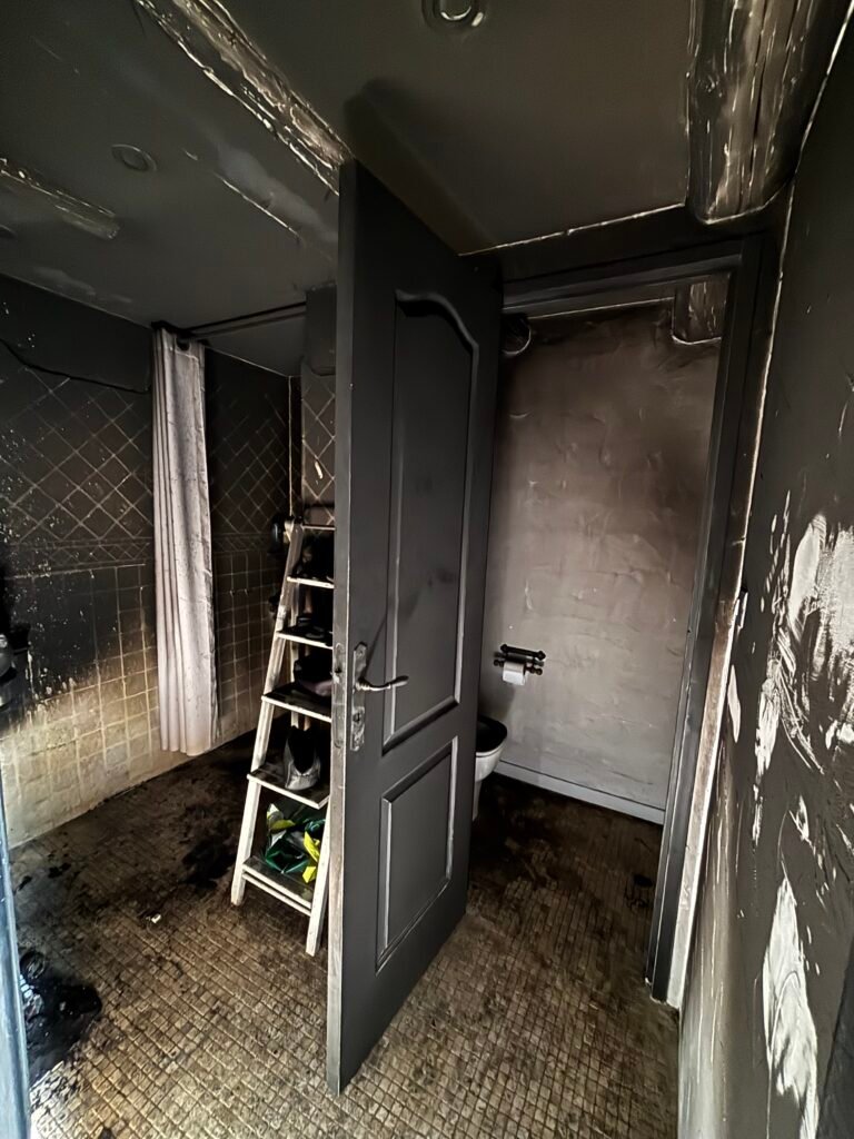Logement après incendie avant décontamination à Saint-Victor-des-Oules