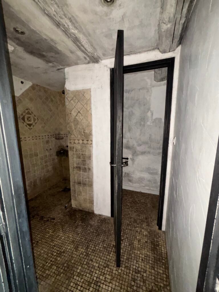 Logement après décontamination incendie avant travaux à Saint-Victor-des-Oules