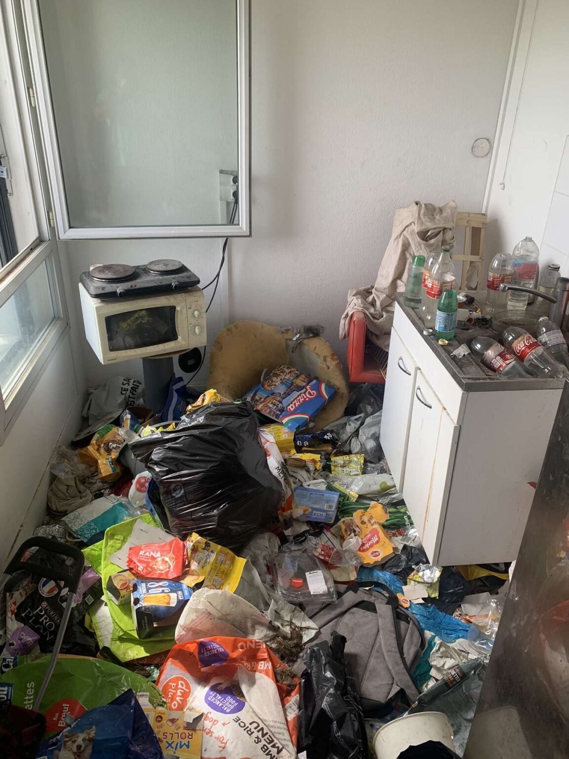 Pièce d’un logement insalubre avant évacuation des déchets