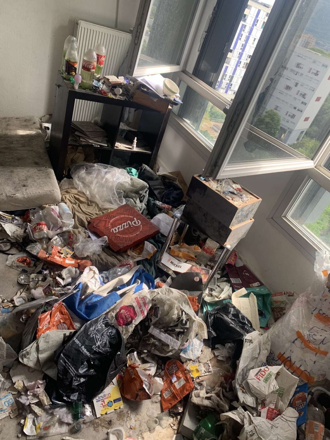 Logement insalubre avant nettoyage et débarras des déchets