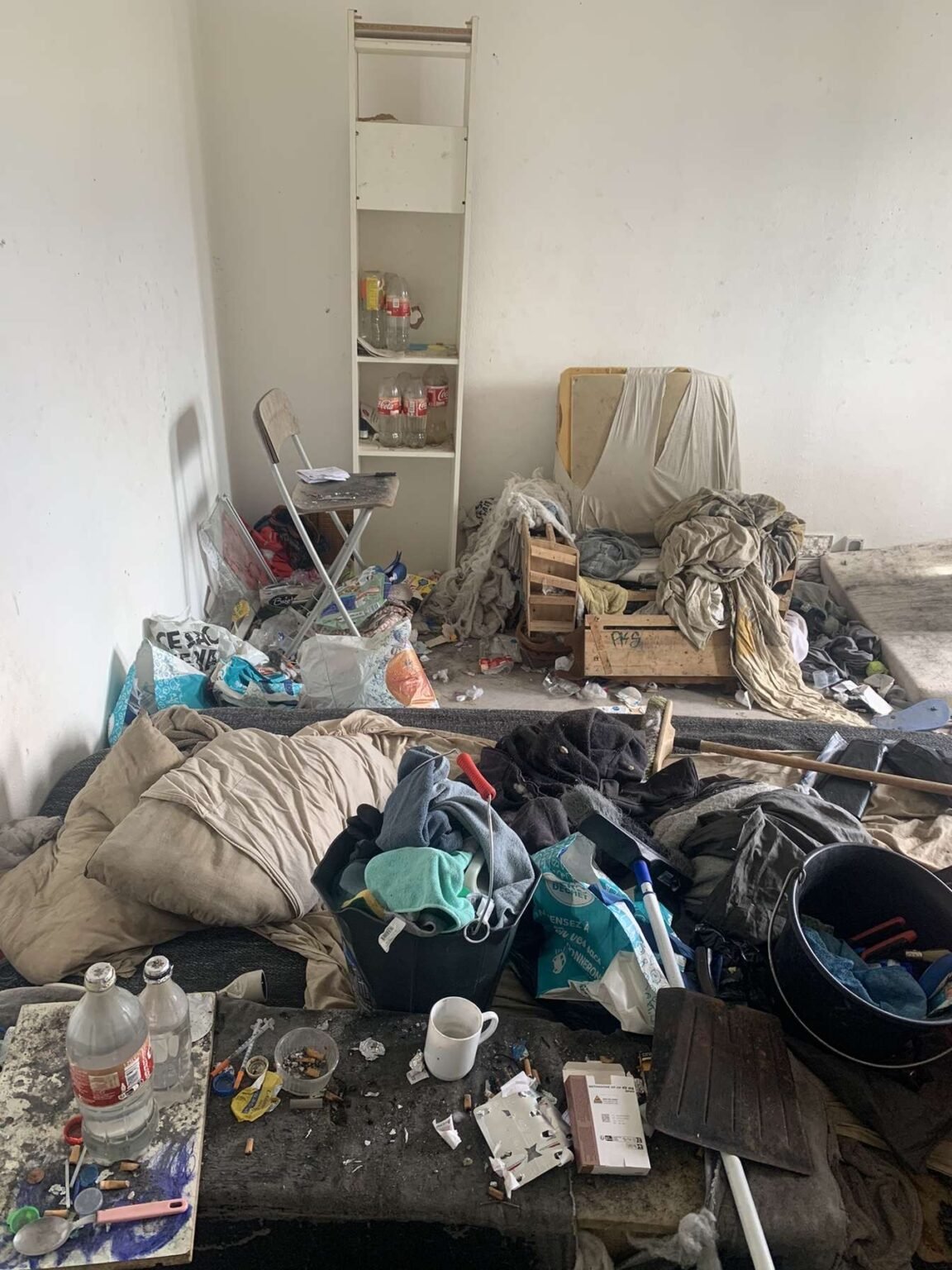Logement insalubre fortement encombré avant débarras