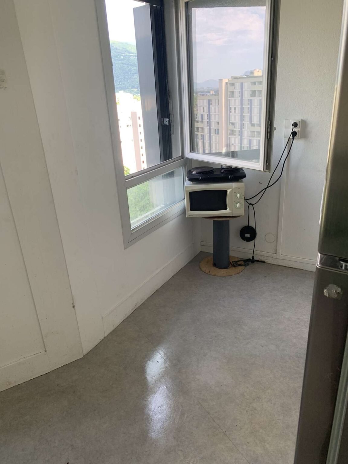 Cuisine après nettoyage d’un logement insalubre