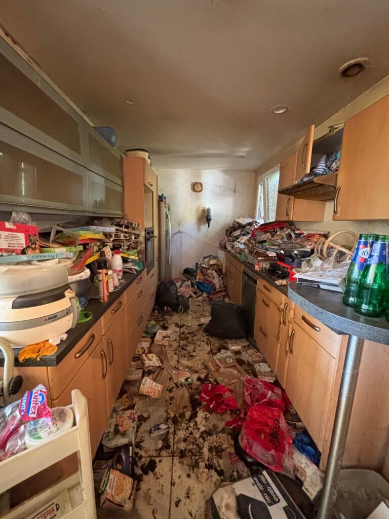 Logement insalubre à Lyon avant nettoyage et débarras