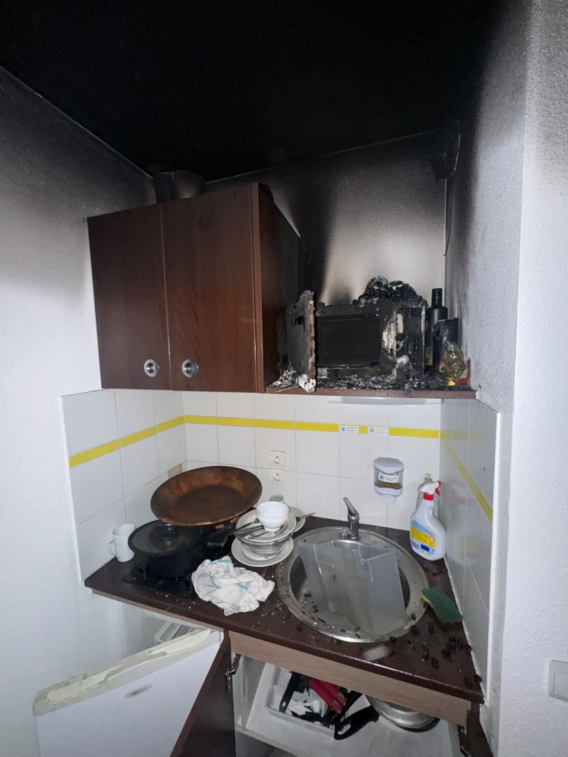 Kitchenette avant nettoyage des suies après incendie
