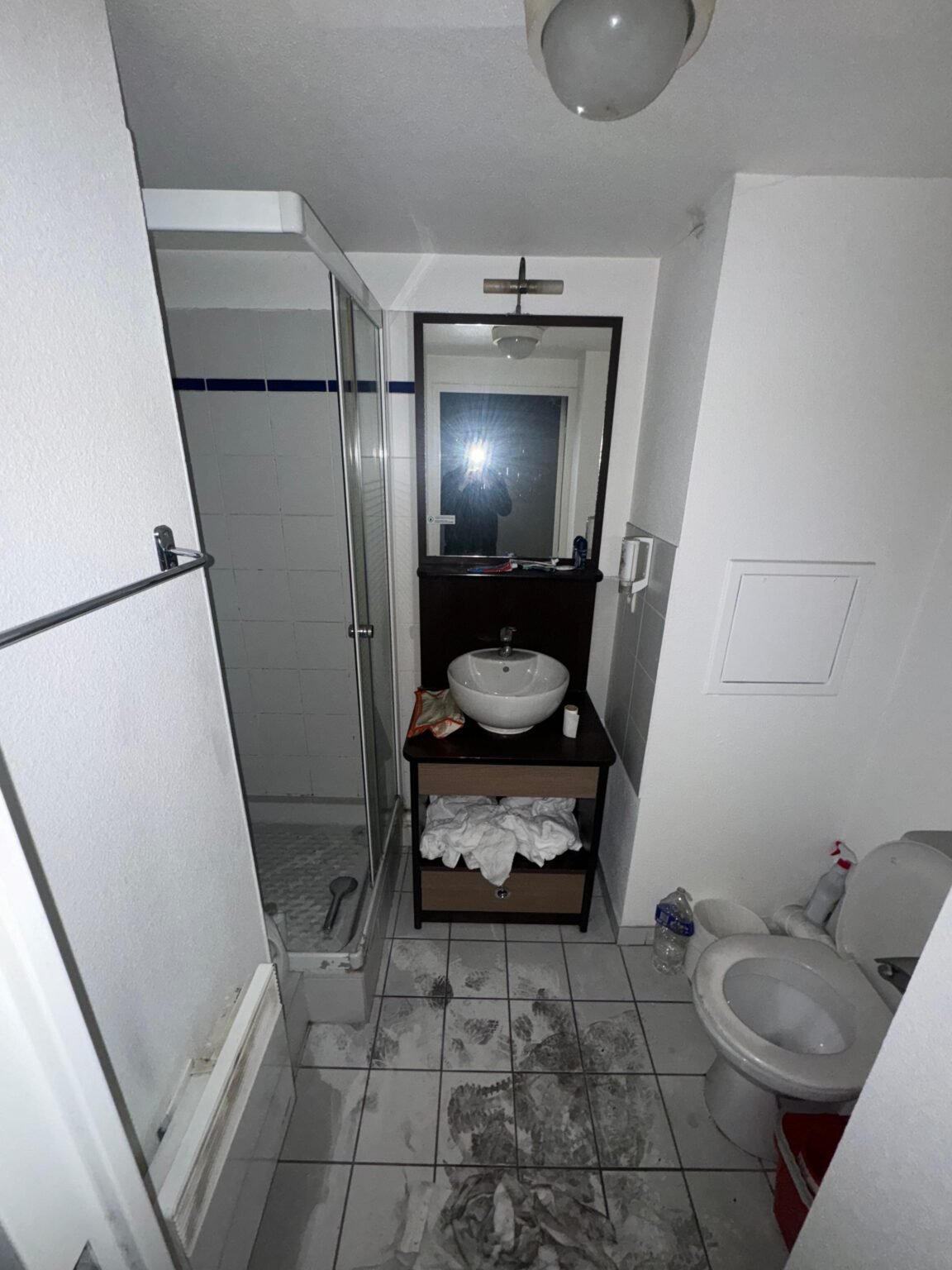 Salle de bain avant nettoyage après sinistre