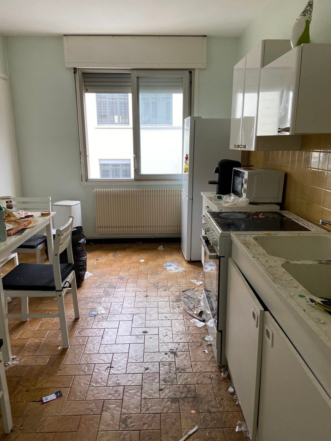 Cuisine sale avant nettoyage de fin de location