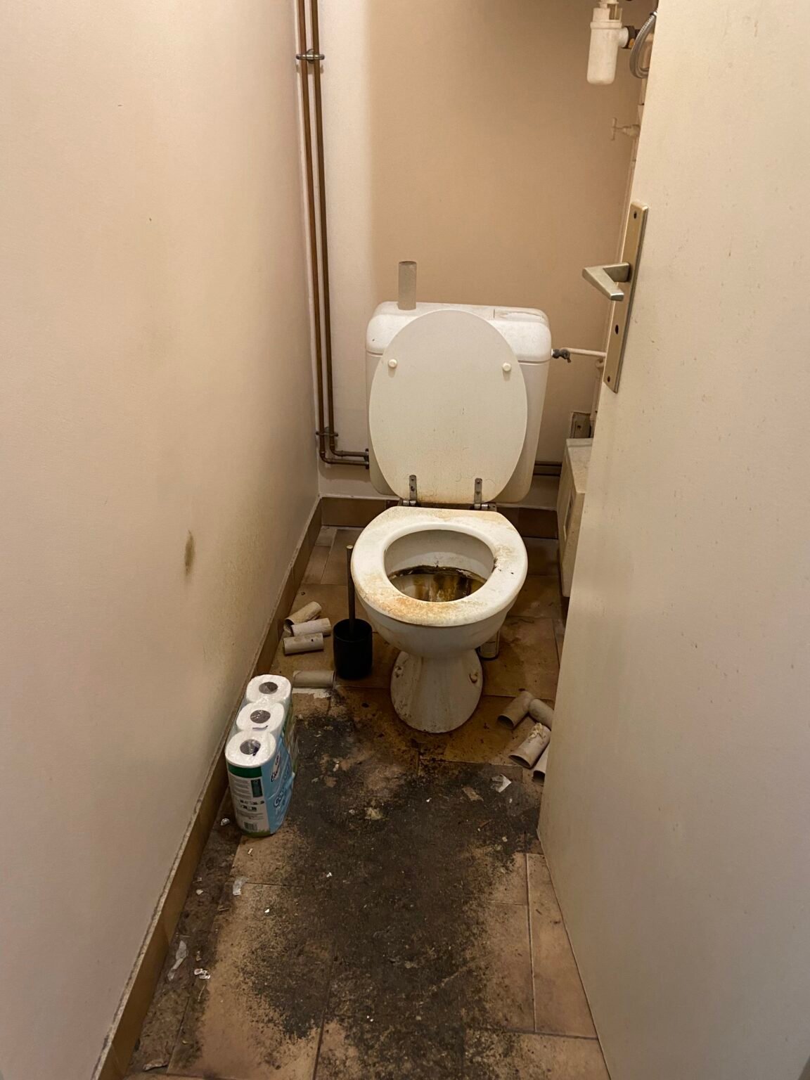 WC très sale avant nettoyage de fin de location