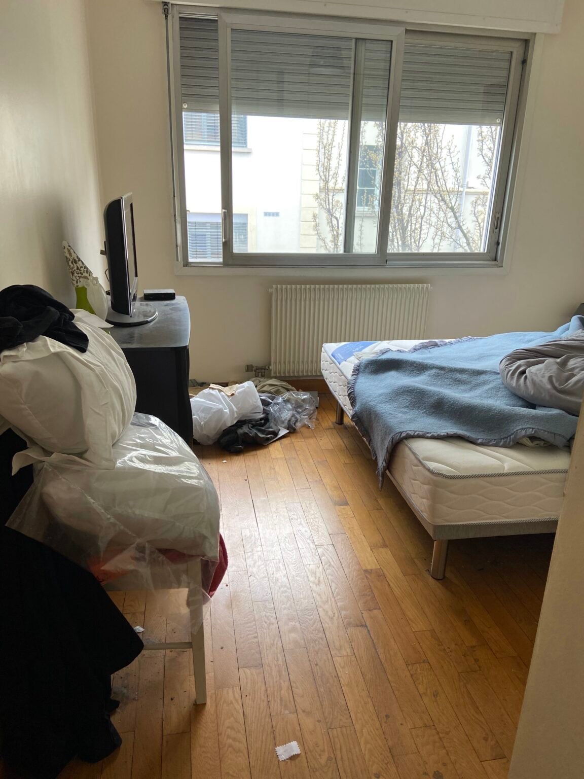 Chambre encombrée avant nettoyage de fin de location