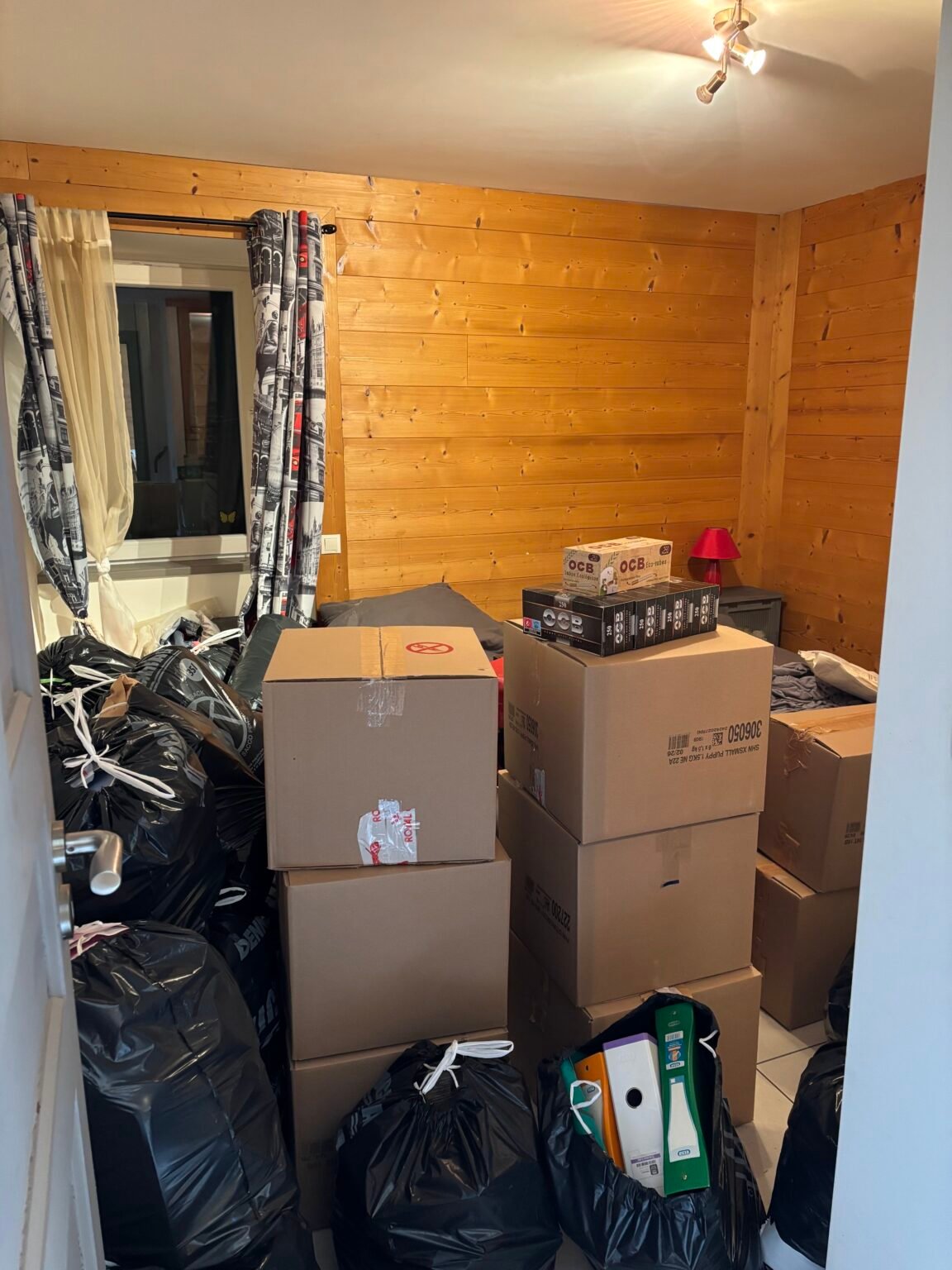 Chambre encombrée avant débarras complet d'une maison