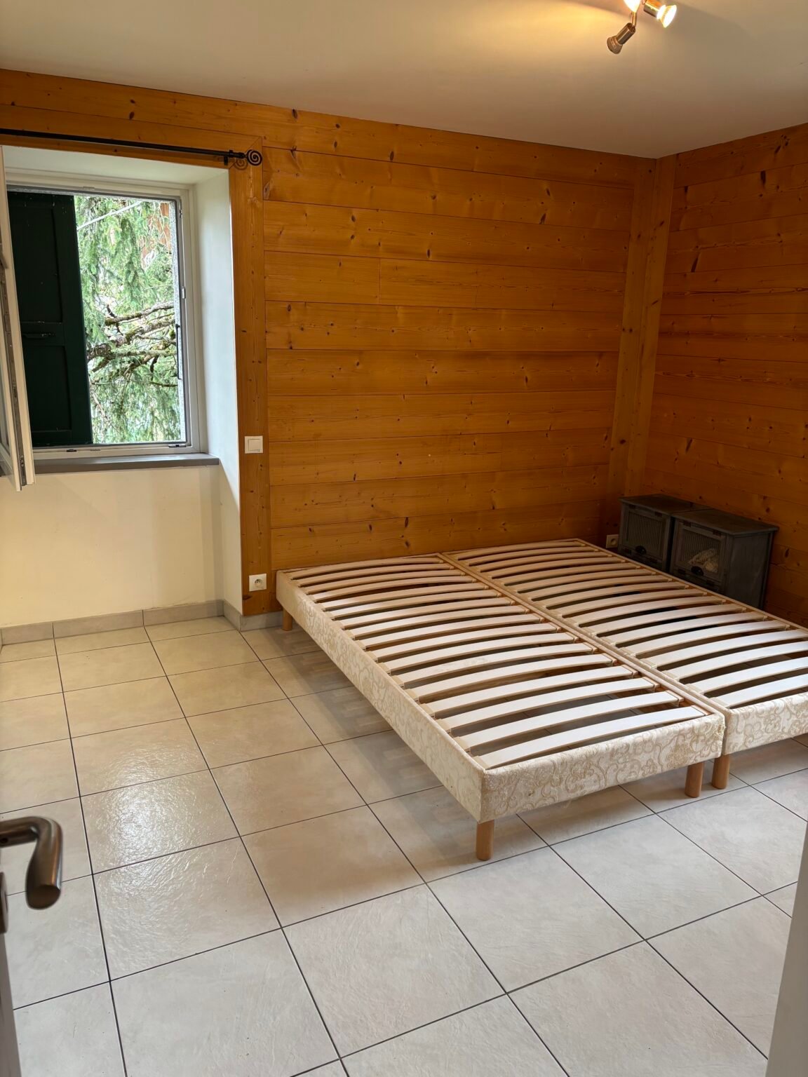 Chambre vidée et remise en ordre après débarras de maison
