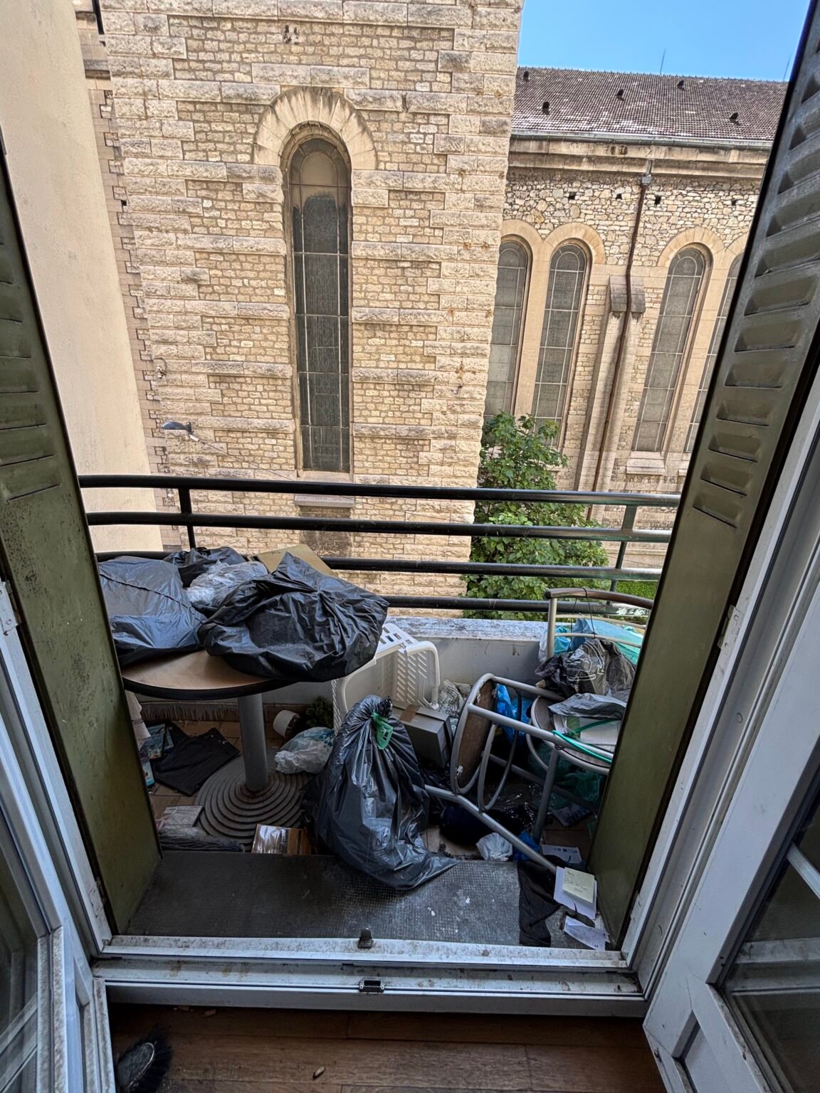 Balcon encombré avant débarras et évacuation des déchets