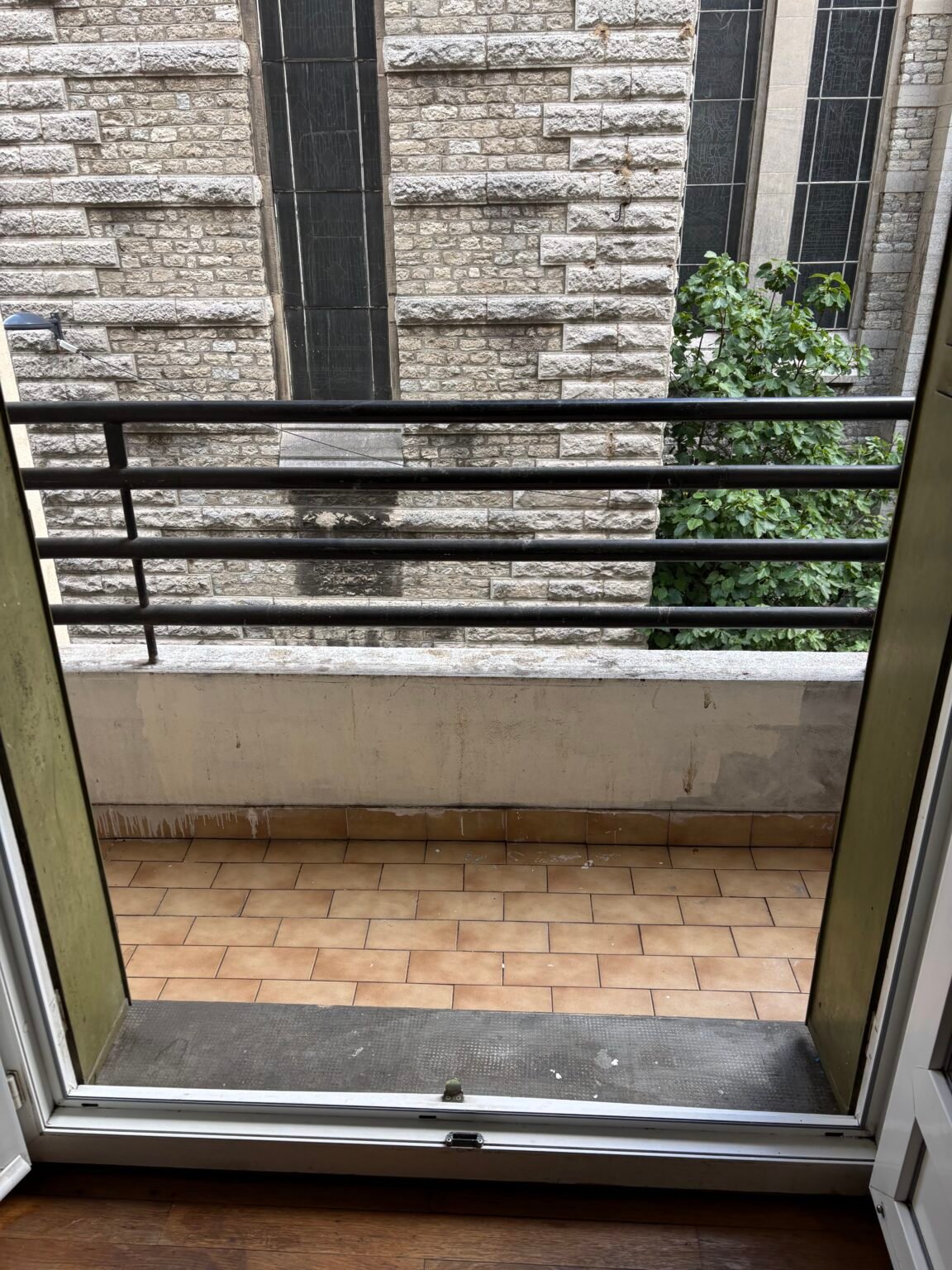 Balcon vidé après évacuation des encombrants