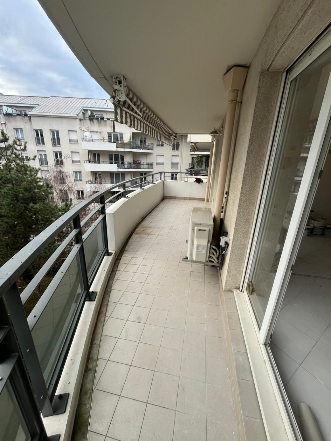 Balcon avant nettoyage après chantier